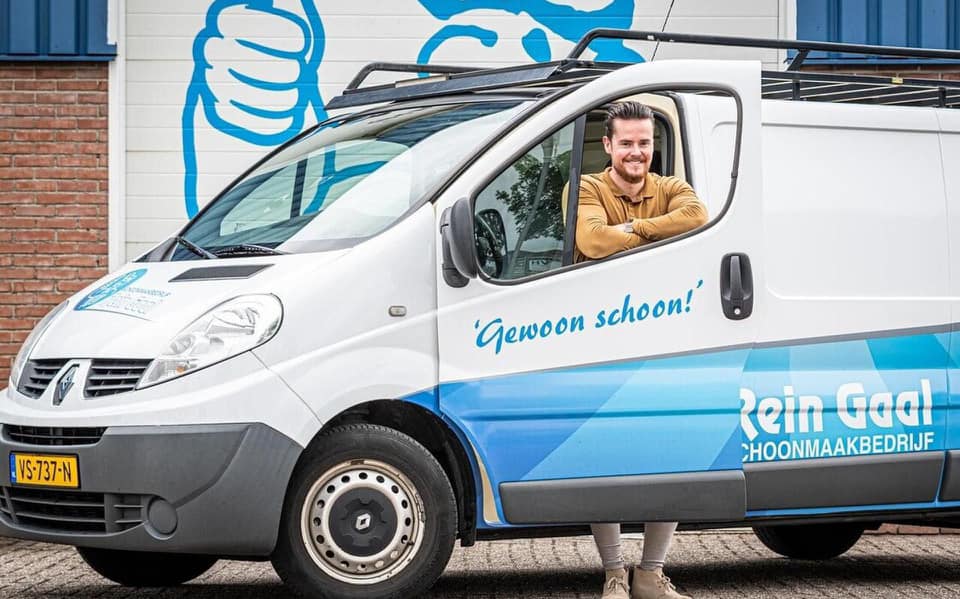 Remi Gaal bij een van de bedrijfsbussen van Rein Gaal.